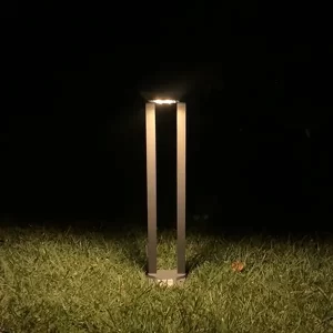 Poste solar LED 10W para iluminación exterior eficiente y sostenible en jardines y caminos