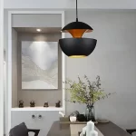 Luminaria colgante moderna con diseño en capas redonda, ideal para iluminación decorativa en interiores, con acabado en negro mate y detalles dorados en su interior ecolite sas