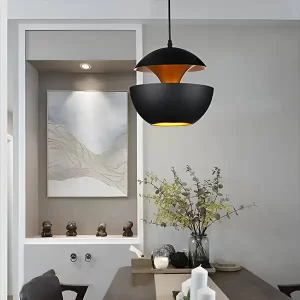 Luminaria colgante moderna con diseño en capas redonda, ideal para iluminación decorativa en interiores, con acabado en negro mate y detalles dorados en su interior ecolite sas